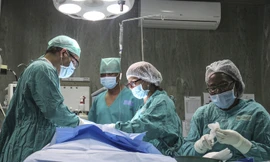 Hy hữu: Mẹ nhiễm HIV hiến tạng cứu con