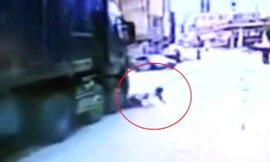 Xe tải kéo lê xe máy, người đàn ông thoát chết ngoạn mục như phim