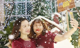 Giới trẻ thích thú trải nghiệm 'tuyết' rơi giữa đêm Noel ở Hà Nội