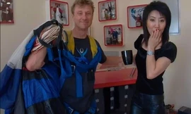 Nhà hết sữa, ông chú nhảy dù xuống từ tầng 29 để đến siêu thị