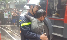 Xưởng sản xuất sofa cháy lớn, lan sang 2 nhà dân