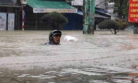 Quảng Nam mưa ngập: Người dân 'bơi' đi lánh nạn