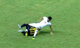 Cầu thủ U19 Malaysia phạm lỗi thô bạo khiến đối thủ gãy chân