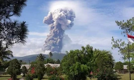 Núi lửa phun cao 4000m trên đảo Sulawesi vừa bị động đất và sóng thần