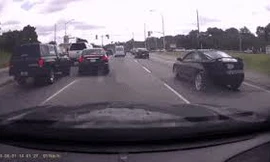 Tài xế Honda Civic 'gặp nạn' khi cố chuyển làn