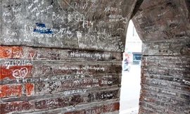 Xót xa hàng loạt di tích lịch sử cấp quốc gia bị giới trẻ vẽ bậy