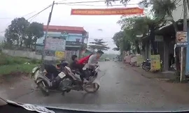 Xe máy kẹp 3 lạng lách, đánh võng trên đường làng và cái kết
