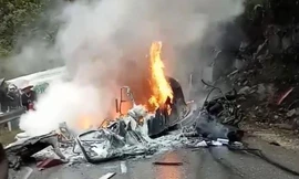 Container lật ngang, cháy đầu ngùn ngụt trên đèo Hoàng Liên Sơn