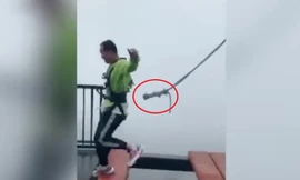 Dây an toàn tuột khỏi người du khách trên cầu treo cao 300m