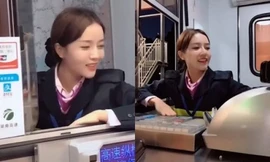 Nữ nhân viên thu phí BOT quá xinh đẹp khiến cánh tài xế vòng lại 4 lần