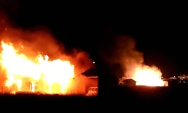 Cháy rực kho hàng, cả vạn chai xịt côn trùng nổ tung