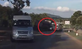 Đánh lái tránh xe khách, xe tải lật nhào, suýt đè nát ô tô con