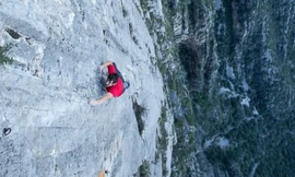 'Người Nhện' Mỹ thách thức tử thần, tay không leo vách đá cheo leo