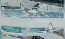 Đi tắt vì sợ muộn họp, nữ nhân viên rơi thẳng xuống bể cá mập