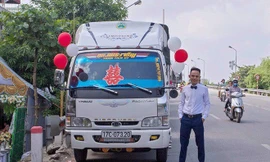 Chú rể mang cả xe tải lẫn xe chở lợn đi đón dâu 