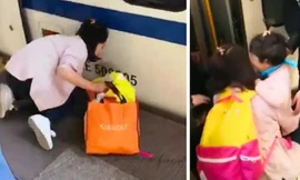 Mẹ mải mê dùng điện thoại, con gái rơi xuống gầm tàu cao tốc
