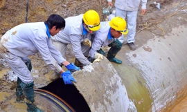 Vỡ đường ống, 2 vạn hộ dân Hà Nội thiếu nước sạch