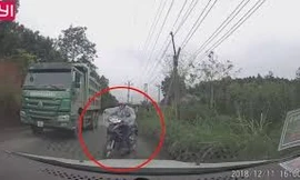 Vượt xe tải không quan sát, người phụ nữ suýt lao đầu vào ô tô