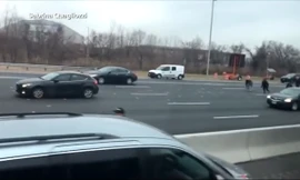 Tiền bay tung tóe trên cao tốc, tài xế thi nhau 'hôi của'