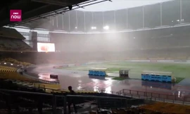 Sân Bukit Jalil mưa trắng trời kèm sấm sét trước trận thư hùng