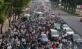 Cửa ngõ sân bay Tân Sơn Nhất kẹt xe cứng ngắc