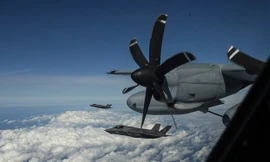 ​Máy bay tiêm kích tàng hình F-35 thực hiện huấn luyện tiếp dầu
