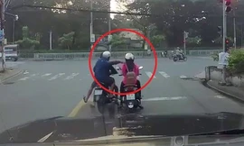 Cướp đi xe máy giật điện thoại trên tay cô gái dừng đèn đỏ