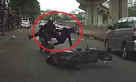 Lái xe máy bằng 1 tay, không quan sát đường và cái kết đắng