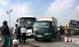 6 ô tô đâm nhau liên hoàn, nghìn người tắc cứng trên cầu Thanh Trì