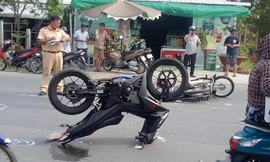 Hiện trường tai nạn oái oăm, xe máy Winner chổng ngược 2 bánh lên trời