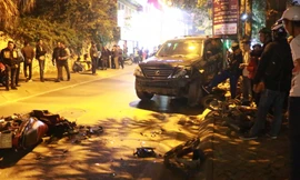 Camera an ninh ghi lại cảnh xe Lexus tông gần chục xe trên phố Hà Nội