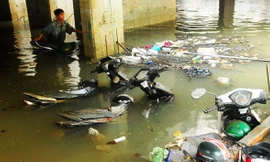 Hầm gửi xe hóa bể bơi, dân Sài Gòn xót xa nhìn xe ngâm trong biển nước