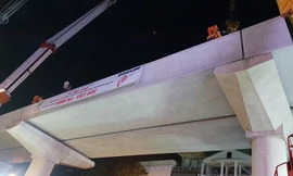 Lắp xong dầm khủng 150 tấn, đường sắt Nhổn - Ga HN