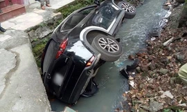 Thót tim với cảnh nữ tài xế CX5 lao thẳng xe xuống mương