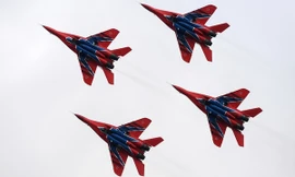Dàn chiến đấu cơ Nga nhào lộn đỉnh cao trên không
