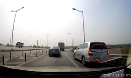 Ô tô 7 chỗ liều mạng chạy lùi trên cao tốc Hà Nội - Thái Nguyên