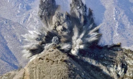 Xem Triều Tiên phá dỡ trạm gác, thuốc nổ nổ khắp khu phi quân sự