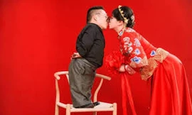 Bất chấp ngăn cản, cô gái xinh đẹp quyết lấy chồng cao 90 cm