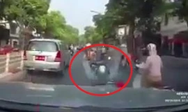 Bi hài cảnh ninja Lead bị ô tô đâm từ phía sau, suýt ngã ngửa trên phố