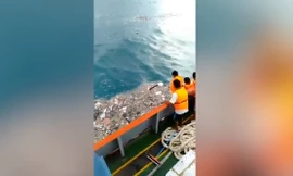 Mảnh vỡ máy bay JT610 Indonesia trải rộng khắp mặt biển