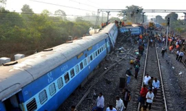 Tàu hỏa lao thẳng vào đám đông ở Ấn Độ, hơn 60 người thiệt mạng