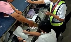 Chuyến bay bị hủy, hành khách dùng điện thoại đánh nhân viên