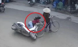 Cụ bà sang đường kiểu cảm tử, gây họa cho cô gái đi xe máy
