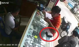 Người đứng cạnh quên ví, thanh niên 'nổi lòng tham'