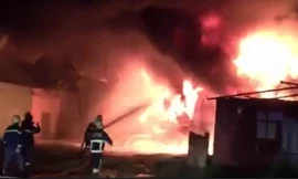 Sau nổ lớn, nhà kho khu công nghiệp cháy dữ dội