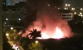 Gara ô tô gần Keangnam, Hà Nội cháy ngùn ngụt, khói đen cuồn cuộn 