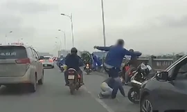Tài xế dừng ô tô giữa cầu, lao xuống đánh thanh niên đi xe máy