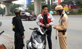 24 tổ công tác công an Hà Nội xử lý vi phạm không đội mũ bảo hiểm