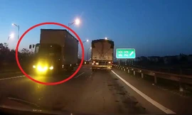 Xe tải đi ngược chiều cực nguy hiểm trên cao tốc Hà Nội