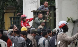 Trèo vào trụ sở VFF, CĐV quá khích bị công an 'xốc nách' ra ngoài